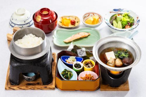 Una mesa con una olla de arroz y tazones de comida. en Tokiwa, en Yamaguchi