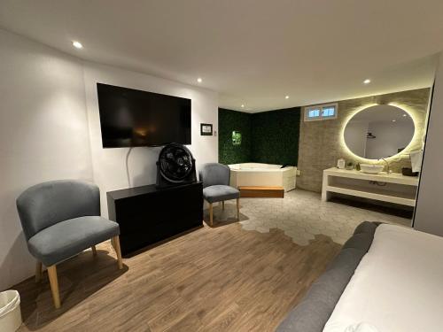 パナハチェルにあるGrupo Hotelero Colibriのベッドルーム1室(ベッド1台付)、バスルーム(バスタブ付)が備わります。