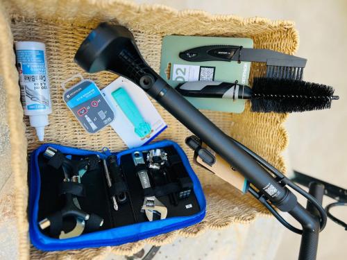 een zwarte borstel en andere voorwerpen op een tafel bij Villa Es Puig, piscina y vistas a la montaña in Santa Margalida