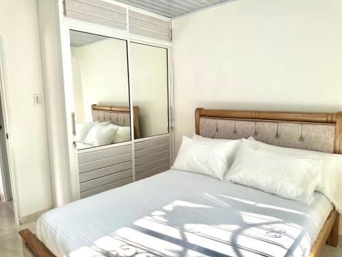 a bedroom with a bed and a large mirror at Apartamento vacacional por días en Santa Marta in Santa Marta