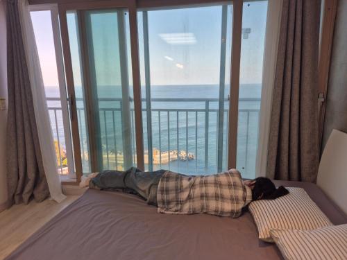 En eller flere senge i et værelse på Trium Ocean View