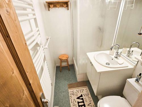 Grand studio lumineux avec WiFi, parking gratuit, proche des pistes