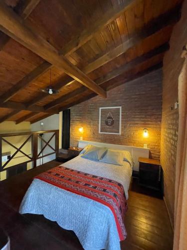 una camera da letto con un letto in una stanza con soffitti in legno di Cabañas Canluma a Villa Giardino