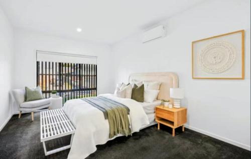 Postel nebo postele na pokoji v ubytování Stylish Modern Getaway Geelong