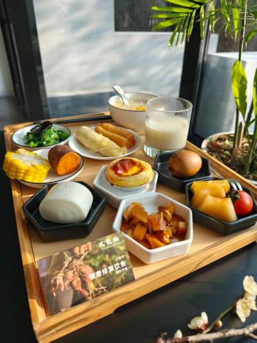 een dienblad gevuld met verschillende soorten voedsel op een tafel bij Nian hotel & resorts in Huzhou