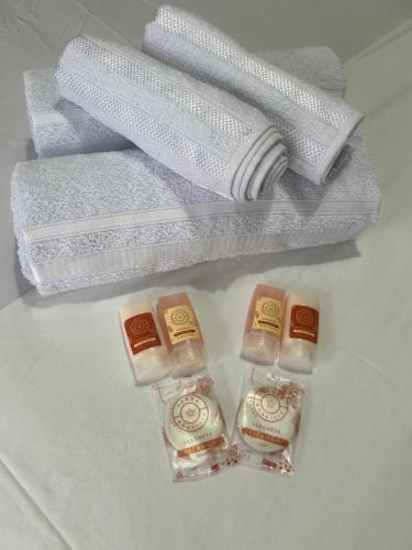 Un grupo de toallas y cepillos de dientes sobre una mesa. en Suítes Alto Itamambuca, en Ubatuba