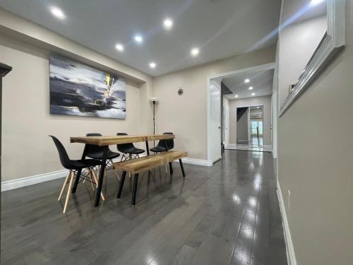 ミシサガにあるPerfect Friends & Family Getaway - Spacious 3BR with Backyardの木製のテーブルと椅子のあるダイニングルーム