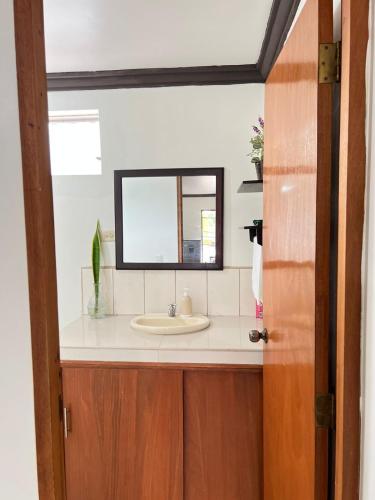 a bathroom with a sink and a mirror at Apartment Open House in Managua