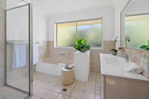 Koupelna v ubytování Tropic Lodge by Charlesworth