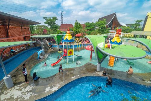 a group of people in a water park at Gomini Stay in Cebongan