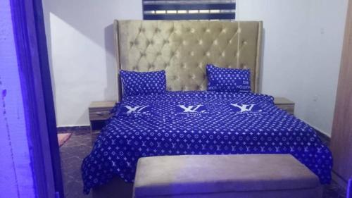 Ένα ή περισσότερα κρεβάτια σε δωμάτιο στο Angiechuks service apartment