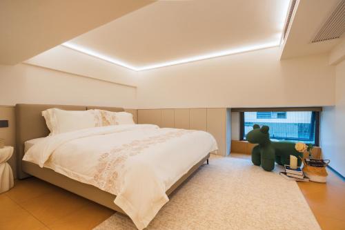 Un dormitorio con una cama grande y una ventana en Anji Qijing B&B, en Huangshu