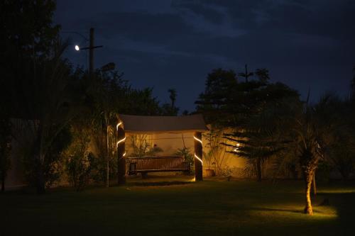 Κήπος έξω από το Peaceful 3 BHK farm with pool in Kanota