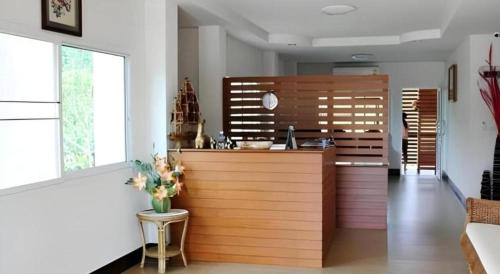 Una cocina con encimera de madera en una habitación. en Sukthavorn Residence, en Chiang Rai
