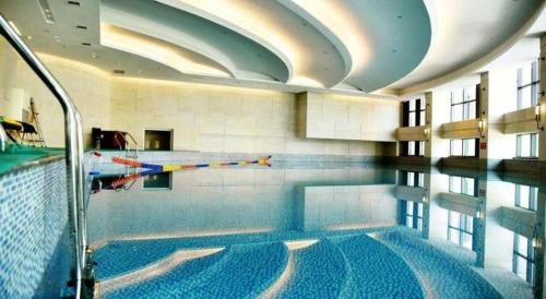 una piscina en un edificio con piscina en Hou Yi Grand Hotel, en Ganziping