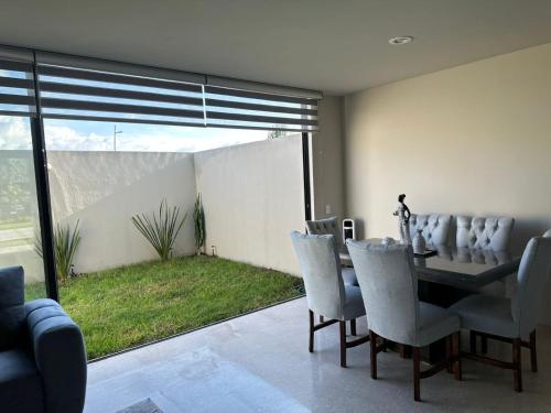 ein Esszimmer mit Tisch und Stühlen in der Unterkunft Residencial Santa Anita in San Agustín