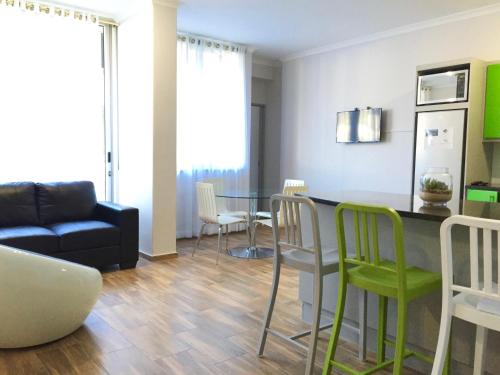 una sala de estar con una mesa y sillas en Urban Oasis at Perspectives, en Ciudad del Cabo