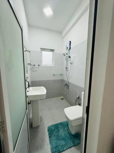 a bathroom with a toilet and a sink at Daffodil Home in Kandy