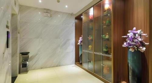 a hallway with a display case with flowers in it at JTOUR Inn Wuhan Changfeng Avenue Garden Expo in Wuhan