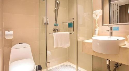 三江City Comfort Inn Liuzhou Sanjiang Gulou Bird's Nest的带马桶和水槽的浴室