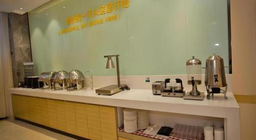 a counter in a restaurant with a counter at City Comfort Inn Deyang Wenmiao Square Gymnasium in Deyang