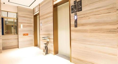 una hall con una parete in legno in un edificio di City Comfort Inn Nanning Guangxi University for Nationalities a Nanning