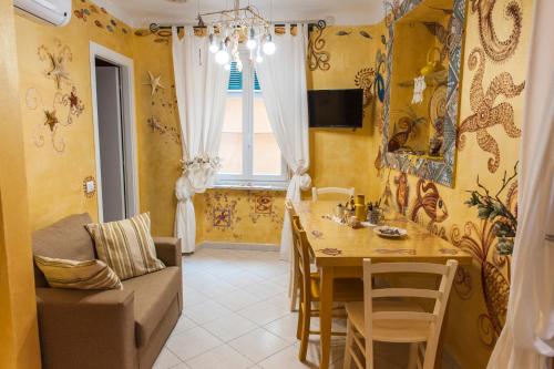 uma sala de estar com uma mesa e um sofá em Casa Macaia em La Spezia