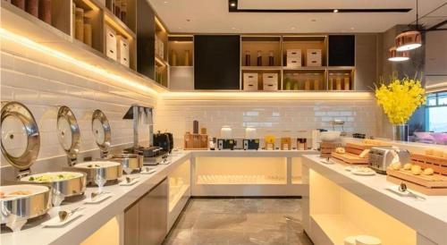 a large kitchen with aasteryasteryasteryasteryasteryasteryasteryasteryasteryasteryastery at Echarm Hotel Nanning Wuxiang Headquarters Base in Nanning