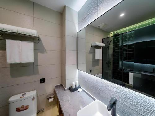 Bilik mandi di GreenTree Inn Express Hebei Tangshan Guyan District Xinguang Road