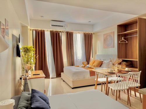 Postel nebo postele na pokoji v ubytování Luxe Bed Free Wi-Fi Netflix Pool Gym Near Airport and Mactan Newtown