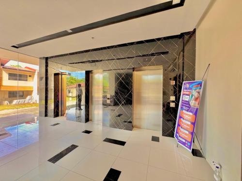 Fotografie z fotogalerie ubytování Luxe Bed Free Wi-Fi Netflix Pool Gym Near Airport and Mactan Newtown v destinaci Punta Engaño