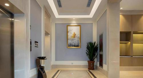 a hallway of a building with a painting on the wall at Vienna Hotel Beijing Changping Science and Technology Park in Beijing