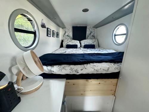 ein Schlafzimmer mit einem Bett in einem winzigen Haus in der Unterkunft The Royal Marina Escape! in Staines