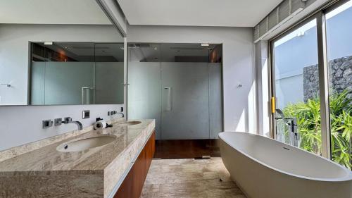 Ένα μπάνιο στο Botanica Foresta x MonthStayz Thailand