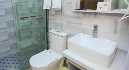 un bagno con wc, lavandino e doccia di Shell Hotel Jiangsu Kunshan Lujia Town Youyi Road a Suzhou