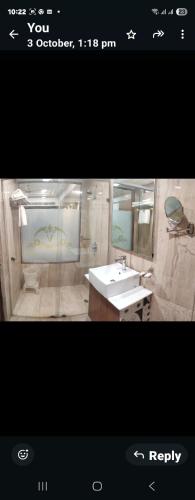 un bagno con un lavandino bianco e uno specchio di The Vishwanath international a Naimishāranya