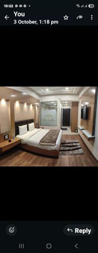 un letto a baldacchino di una camera con un grande letto di The Vishwanath international a Naimishāranya