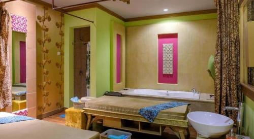 un bagno con vasca, WC e lavandino di CLARO Makassar Hotel & Convention a Makassar