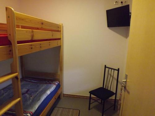 a bedroom with a bunk bed and a chair at Ferienwohnung Sowade in Nebra