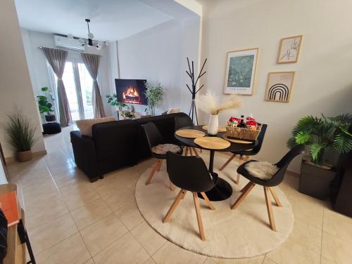 アレクサンドルポリスにあるJoanna Dalatsi's Luxury Houseのソファとテーブルと椅子のあるリビングルーム