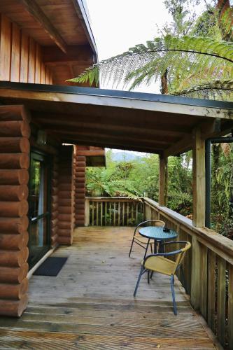 Rainforest Retreatにあるバルコニーまたはテラス