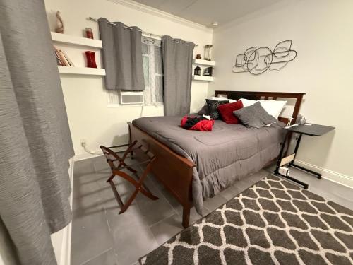 Short Walk to Raymond James Stadium 객실 침대