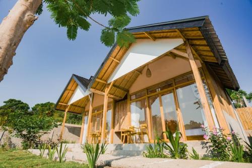 una casa en la playa con puertas de cristal en Harmony hill, en Bayan
