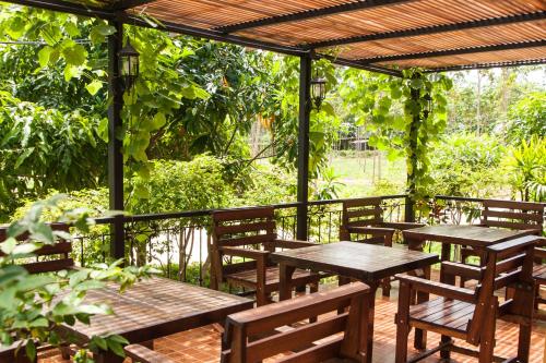 สวนหย่อมนอก CharPoot Cottage Khao Lak
