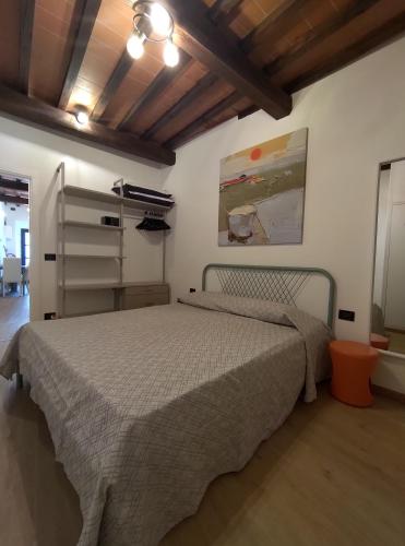 Postel nebo postele na pokoji v ubytování Charming Little House 2 kilometers from the Historical Centre in a typical Florentine district right next to the Tram and Bus stops by Florence Holidays Apartments