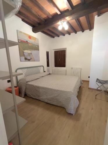 Postel nebo postele na pokoji v ubytování Charming Little House 2 kilometers from the Historical Centre in a typical Florentine district right next to the Tram and Bus stops by Florence Holidays Apartments