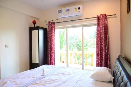 Postel nebo postele na pokoji v ubytování Nature's Palm Vista 3 BHK Villa