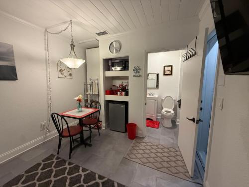 een woonkamer met een tafel en een toilet bij Short Walk to Raymond James Stadium in Tampa