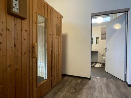 a hallway with a door leading to a bathroom at Ecolodge Loft in Oesterdeichstrich