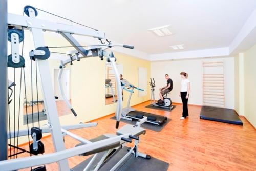 a man and a woman in a gym with machines at Hotel Mercure Toruń Centrum in Toruń